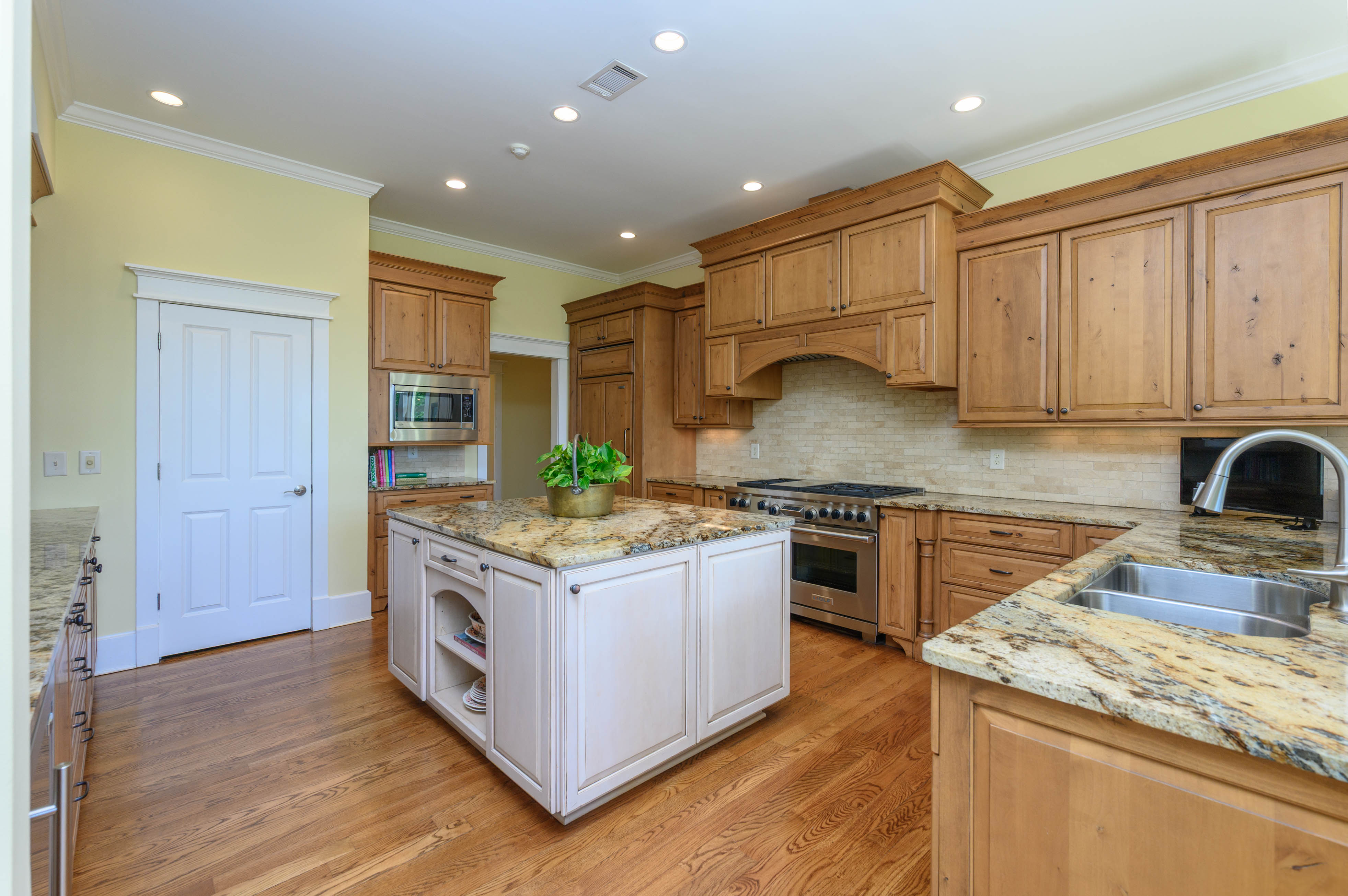 1030 Alanson Court image 11
